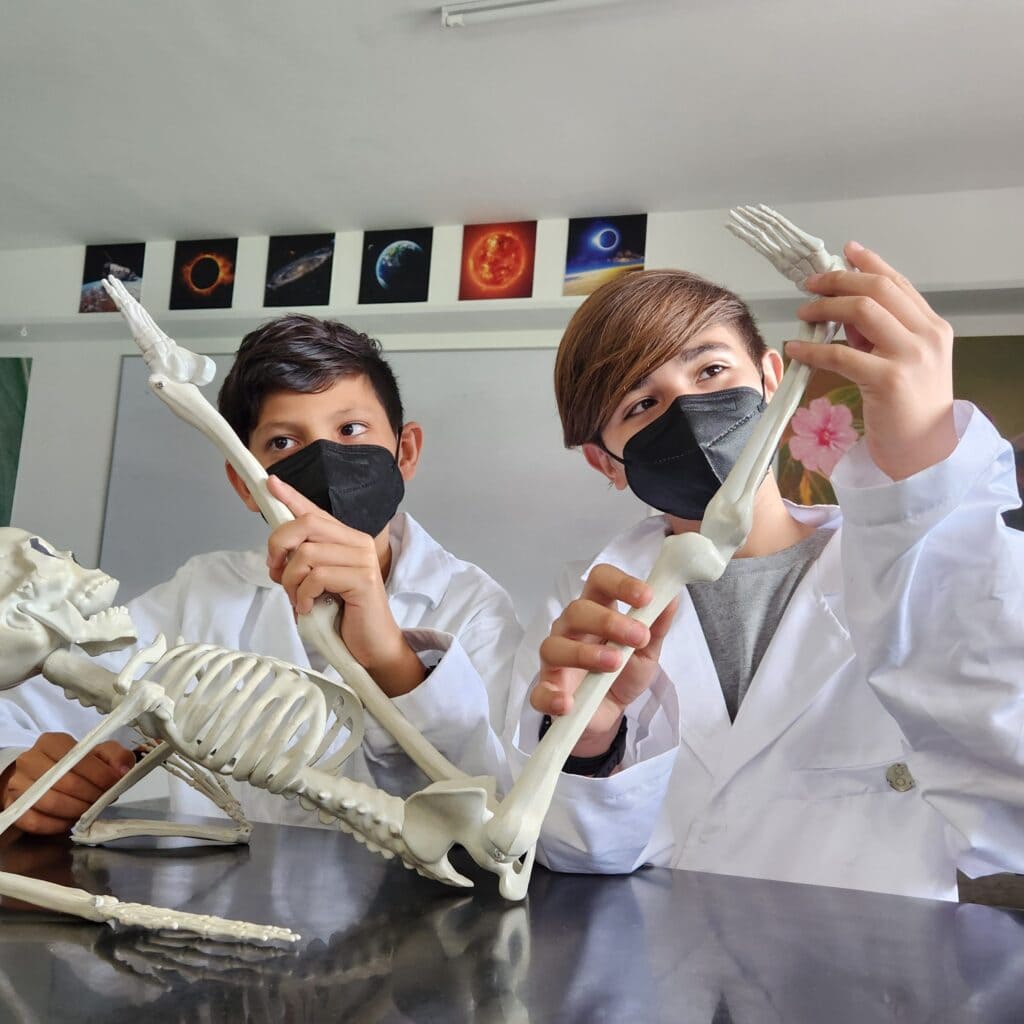 Alumnos en laboratorio