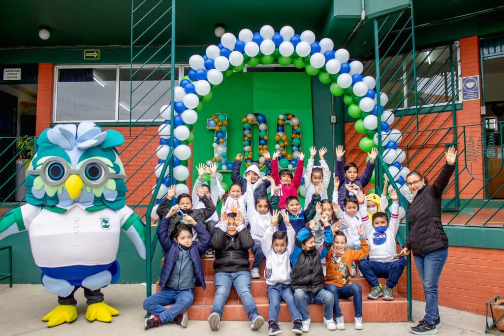 Alumnos festejando