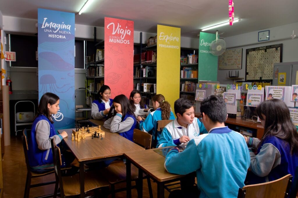Alumnos en biblioteca