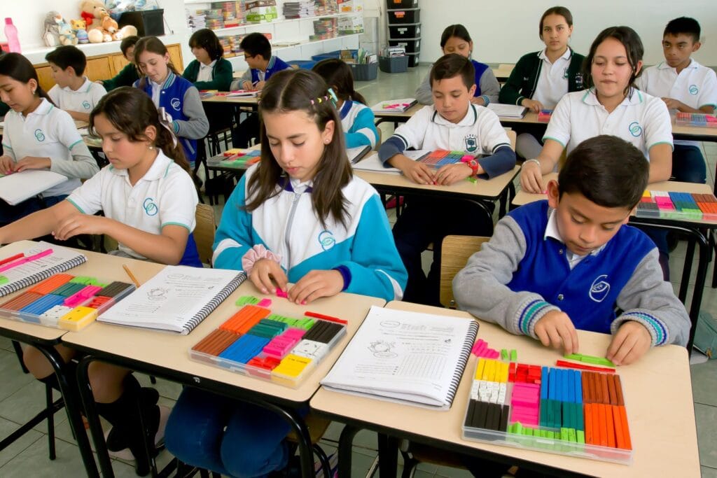 Salón de clases con alumnos de Primaria